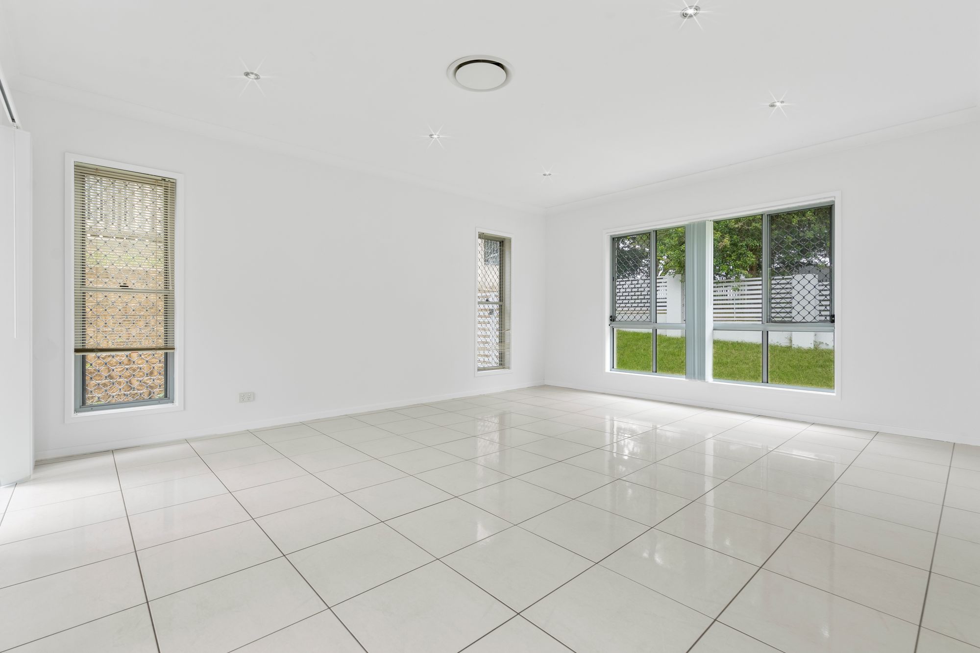 17 Ellendale Circuit, Eight Mile Plains Sold by Aurora Property - image 3
