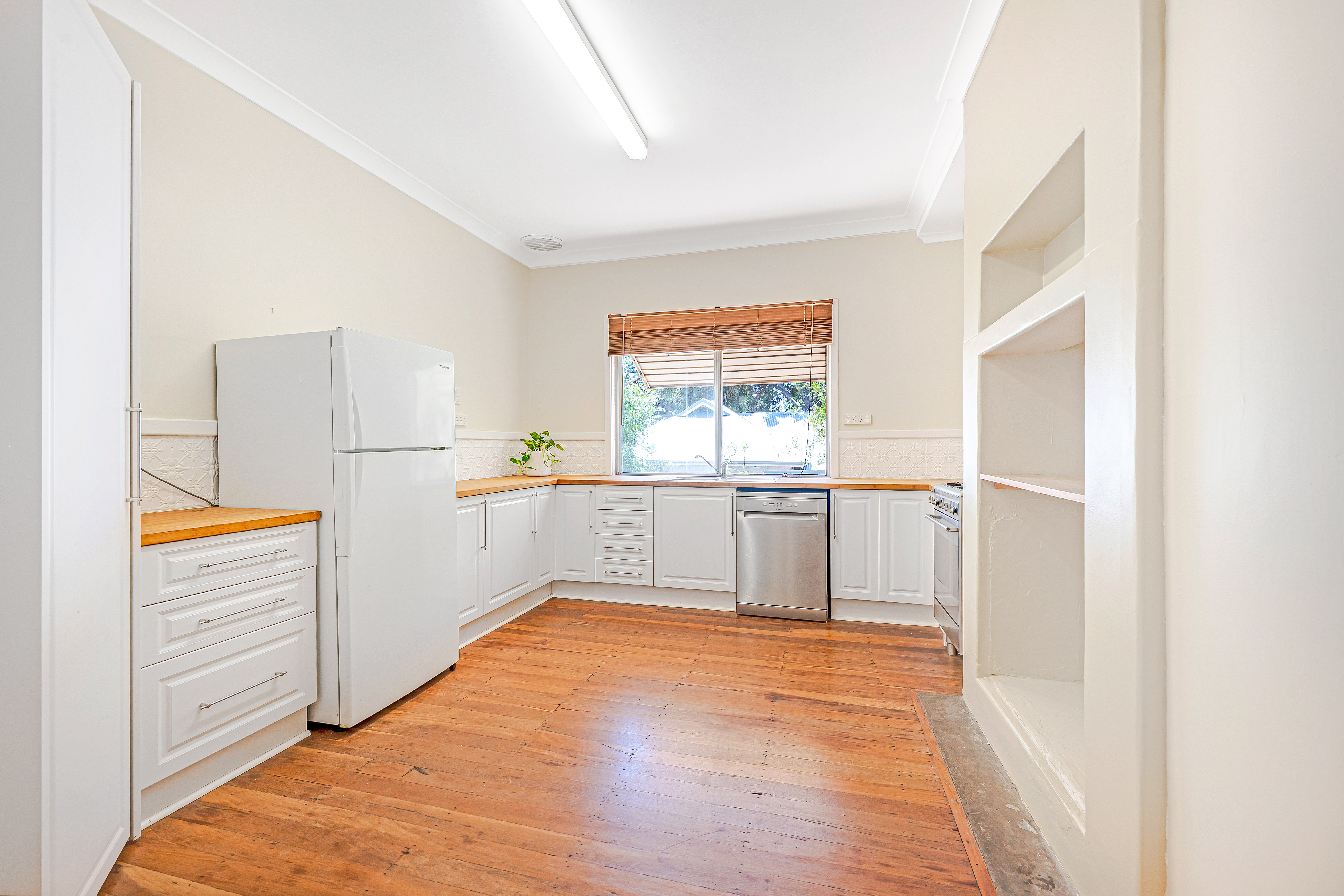 17 Conway Street, BEACHLANDS WA 6530, Beachlands - Thumbnail 4
