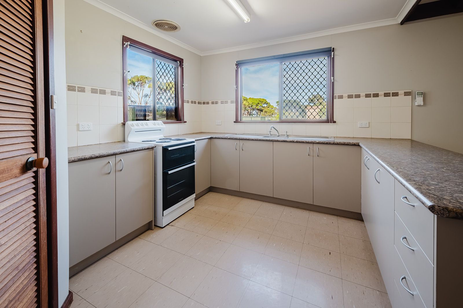 92 Williamson Street, THREE SPRINGS WA 6519, Three Springs - Thumbnail 4