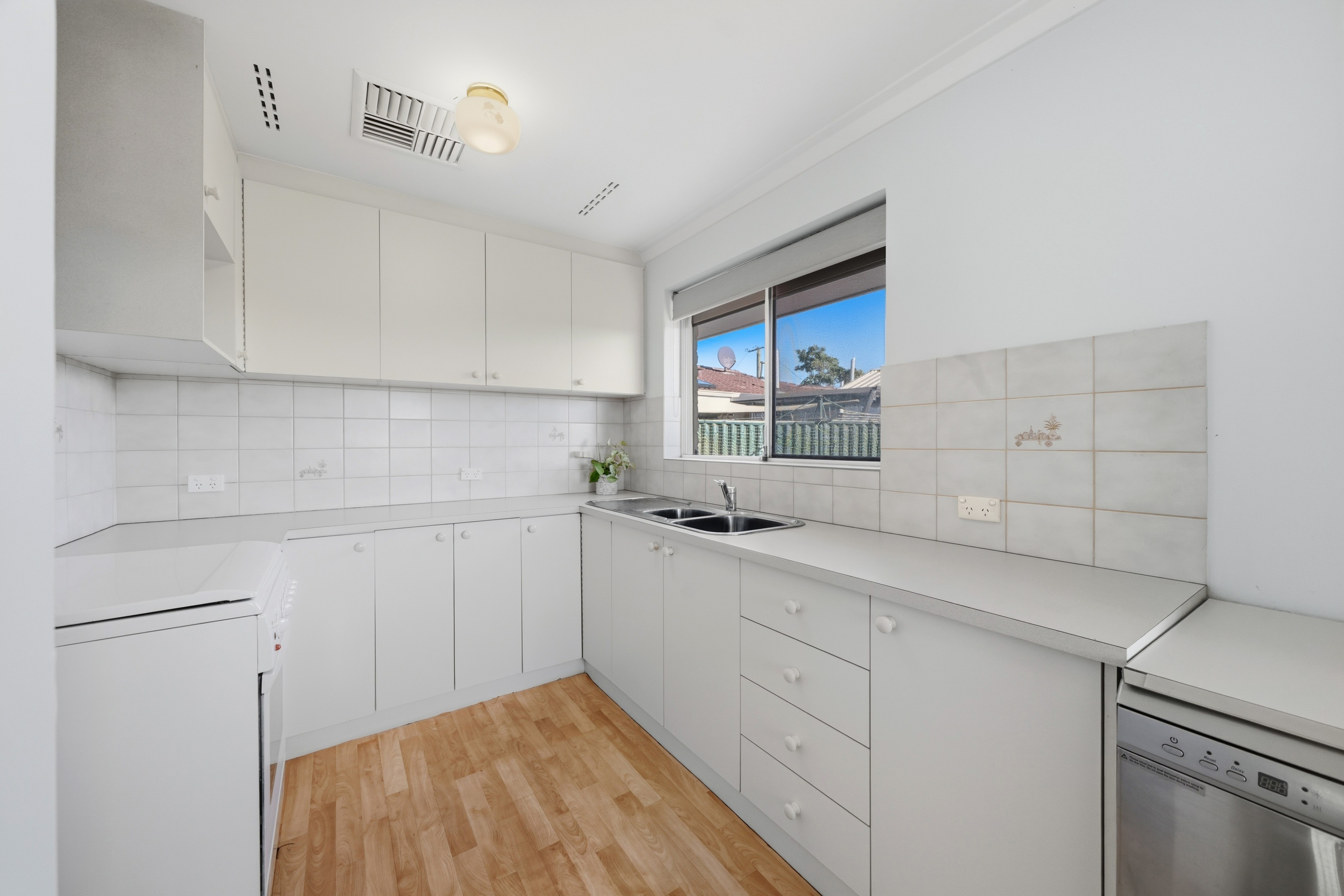 Parkside Living With Endless Potential, 4B Wandina Place, DUNCRAIG WA 6023, Duncraig - Thumbnail 7