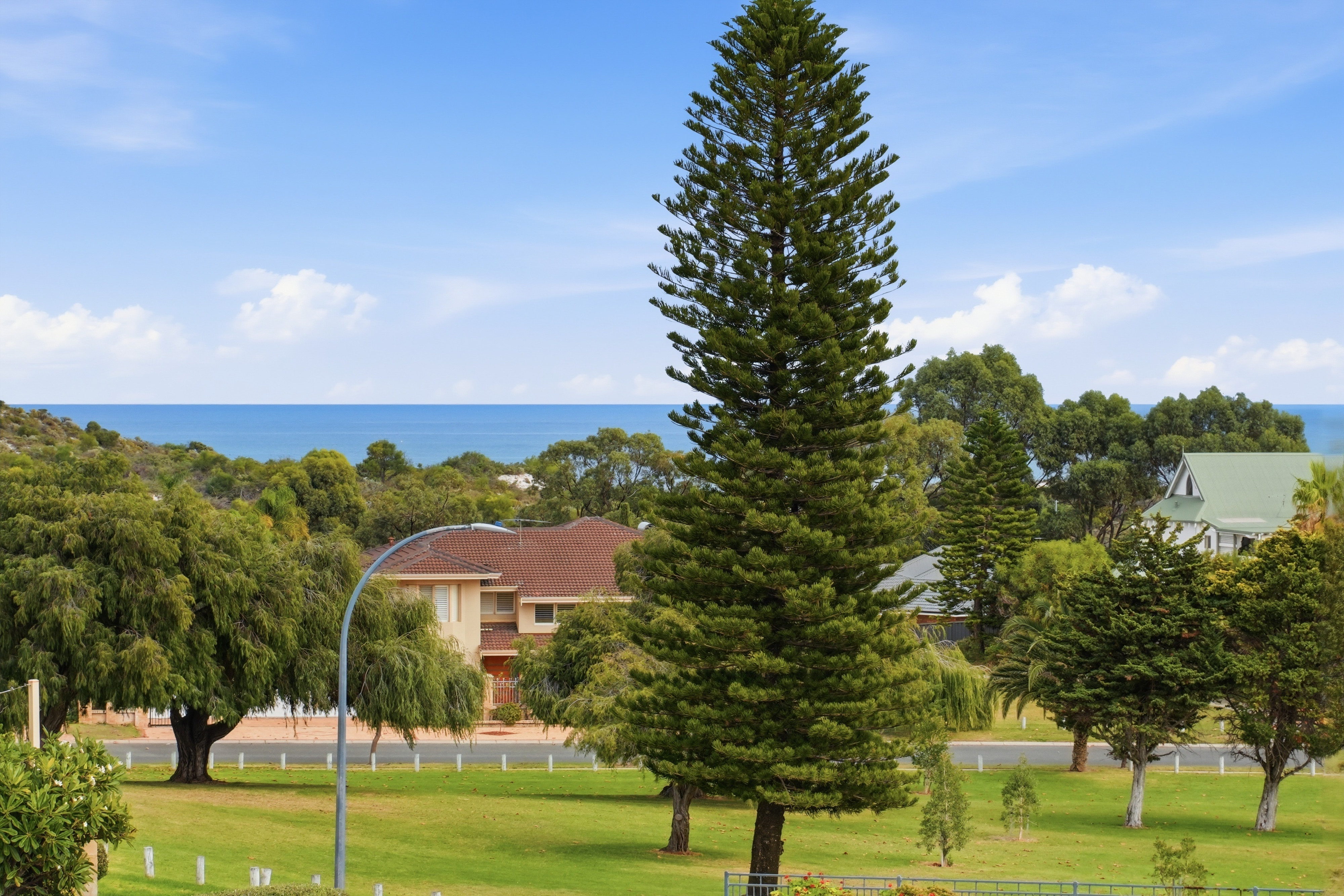 Sunsets, Sea Views & Space for Everyone, 15 Waverton Court, KALLAROO WA 6025, Kallaroo - Thumbnail 4