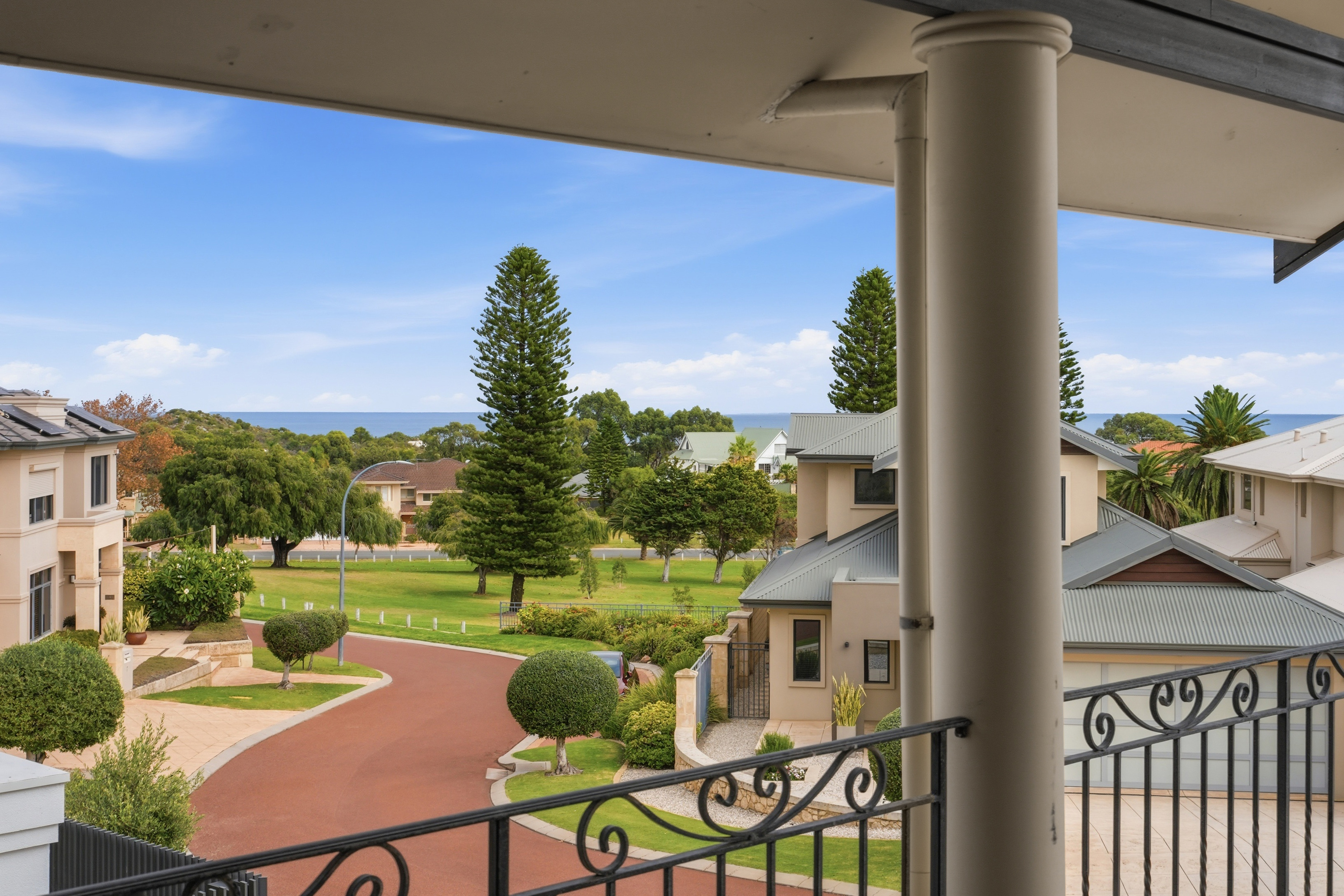 Sunsets, Sea Views & Space for Everyone, 15 Waverton Court, KALLAROO WA 6025, Kallaroo - Image 1