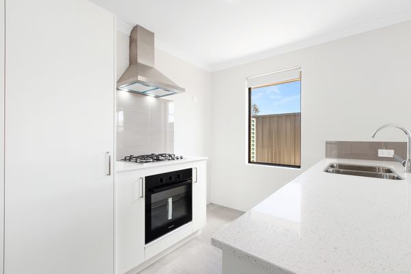 370 LAKE VALLEY DRIVE, LAKELANDS WA 6180, Lakelands - Thumbnail 2