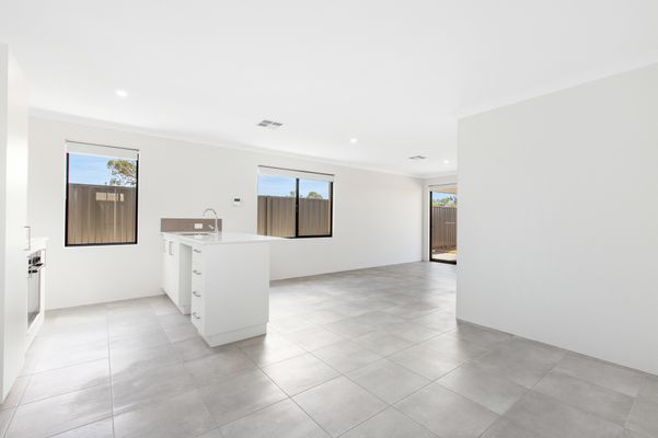 370 LAKE VALLEY DRIVE, LAKELANDS WA 6180, Lakelands - Thumbnail 3