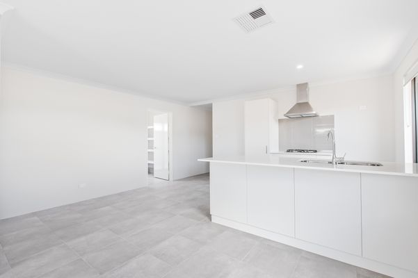 370 LAKE VALLEY DRIVE, LAKELANDS WA 6180, Lakelands - Thumbnail 4