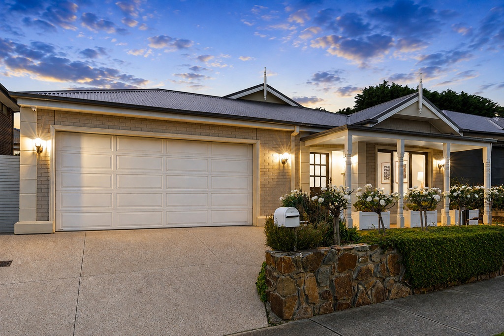 18 Lyntonlee Avenue, Officer VIC — photo 3 of 8