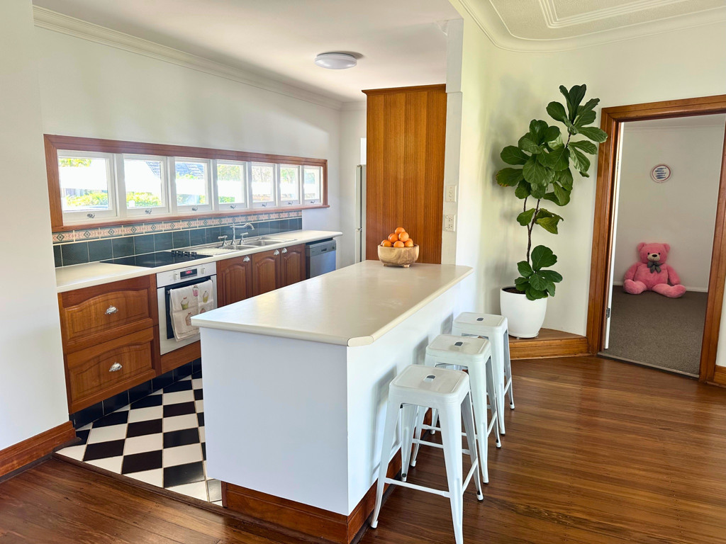 36 Heeb Street, Bundall QLD — photo 3 of 8