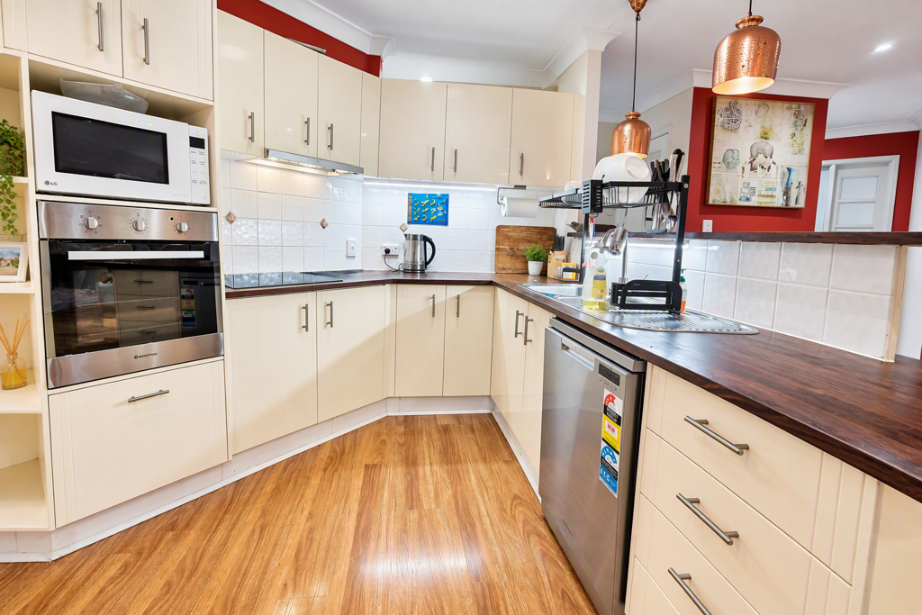 3 Leighanne Crescent, Arundel QLD — photo 4 of 8