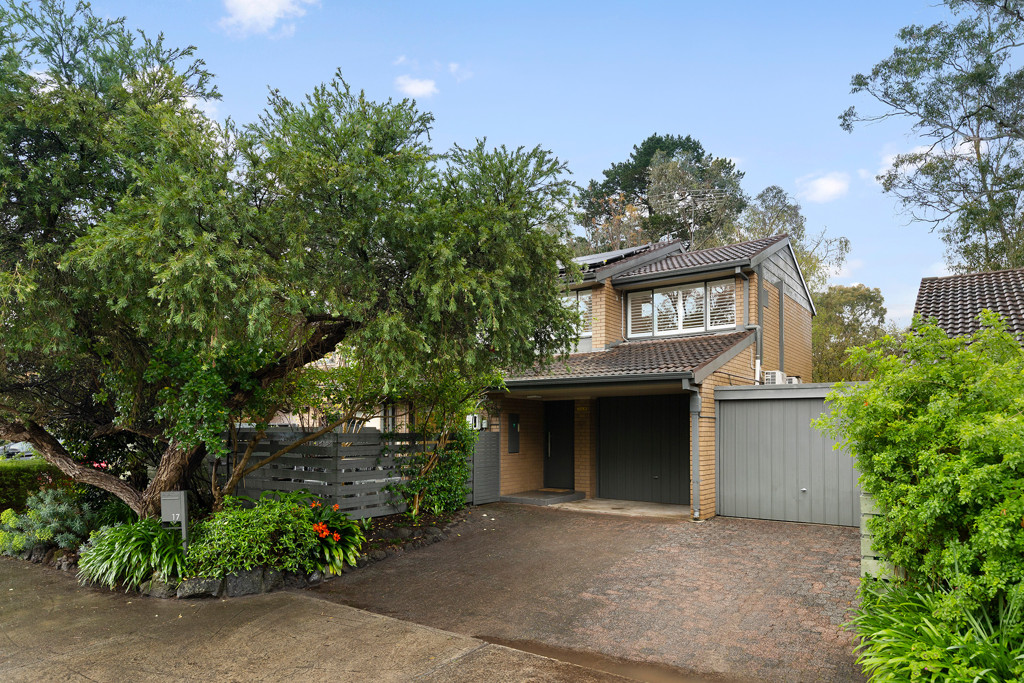 17 Park Close, Heathmont VIC — photo 3 of 8
